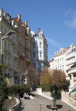 Karlovy Vary Çek Cumhuriyeti 28 Ekim 2019. Sıcak maden suyu gözyaşı damlalı iki Janus alegorik heykeli. 