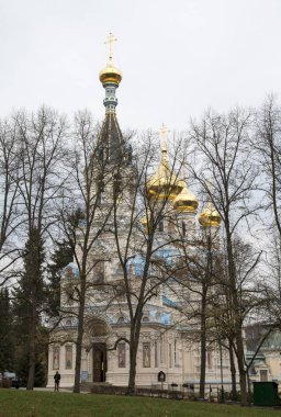 Karlovy Vary 11 Kasım 2019. Bizans tarzı Ortodoks Aziz Peter ve Paul Kilisesi 1893 ve 1898 yılları arasında şehrin batı kıyısındaki yerleşim bölgesinde kuruldu..