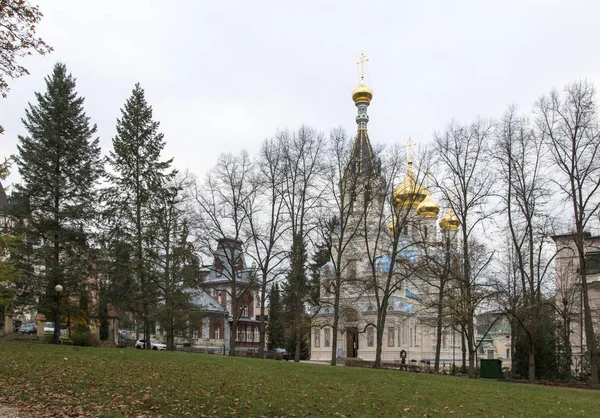Karlovy Vary 11 Kasım 2019. Bizans tarzı Ortodoks Aziz Peter ve Paul Kilisesi 1893 ve 1898 yılları arasında şehrin batı kıyısındaki yerleşim bölgesinde kuruldu..