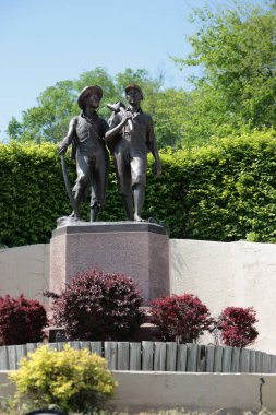 Hannibal Mo. Usa 12.Mayıs 2008. Tom Sawyer ve Huckleberry Finn heykeli şehir parkında. İki iyi arkadaşın maceraları burada, Mark Twain 'in dünyaca ünlü romanında geçiyor..
