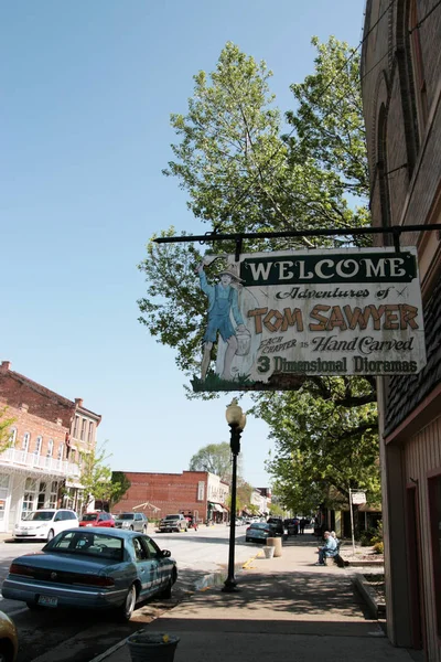 Hannibal Mo. Usa 12.Mayıs 2008. Tarihi memleket Mark Twain 'in ana caddesi. Tom Sawyer 'ın maceralarının üç boyutlu diyoramaları. 