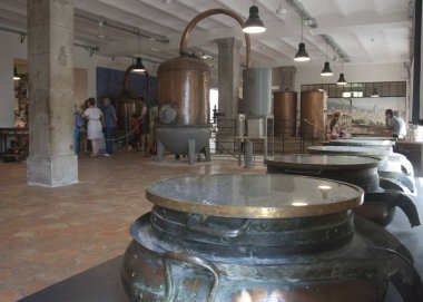 Grasse, Fransa, 28 Ağustos 2014. Fragonard Parfüm Müzesi 'nde, ziyaretçiler çiçeklerin kokularını damıtmak için kullanılan ekipmanları görebiliyorlar. Mayalama kapları ve damıtma kulesi..