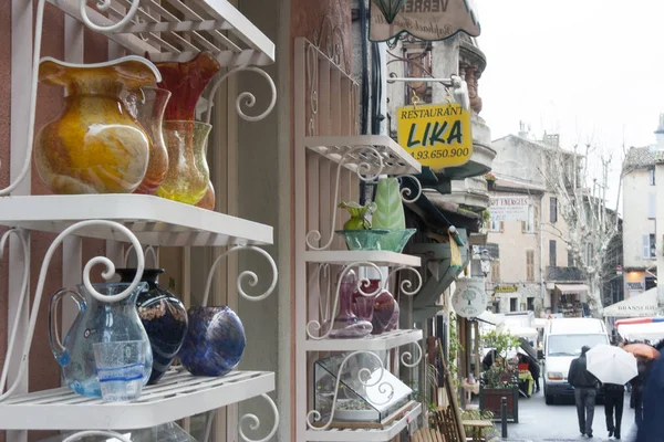 Biot, Fransa 28 Ağustos 2014. Şehir merkezindeki sokak dükkanlarının altında cam üfleme atölyelerinde yapılan sanat eserleri raflara ve vitrinlere konuyor.. 