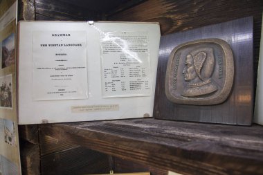 Csomakrs Chiurus Romanya 3 Eylül. 2018. Alexander Csoma de Koros 'un müzedeki heykeli onun adını taşıyor. Tibet 'te dünyanın ilk Tibet-İngilizce sözlüğü ve gramerini üretti (1827).).