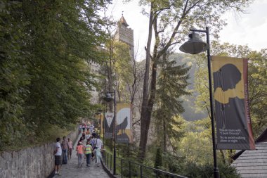 Bran, Romanya Drakula Şatosu 2. Kont Drakula 'yla 2018 özel görev. Vampir kalesinin kapısına doğru yol alan bayraklardaki kabuslar..