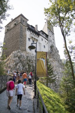 Bran, Romanya Drakula Şatosu 2. 2018 Drakula Kalesi 'ne giriyor. Vampir kalesinin kapısına doğru yol alan bayraklardaki kabuslar..