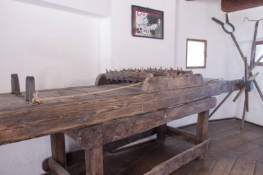 Bran, Romanya Drakula Şatosu 2. 2018 Dikenli Gerdirme Cihazı, aynı zamanda askı olarak da bilinir. Bilekler ve bilekler halatlarla bağlanmış ve yavaşça zıt yönlere doğru gerilmiş..