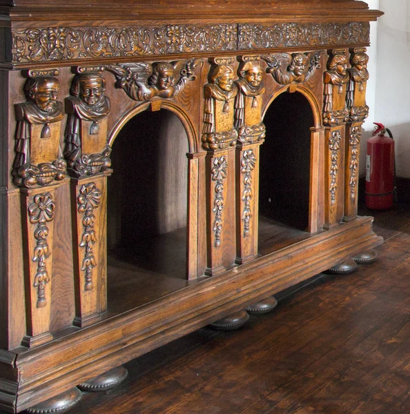 Bran Romania Dracula Castle Sep 精美雕刻的古代木制餐具柜 — 图库照片