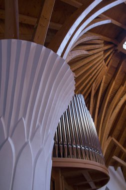 Cskszereda Miercurea ciuc 21 Nisan 2018 Bud şekilli sütunlar ve kavisli ahşap kirişler Millennium Tapınağı 'nın etrafını sardı..