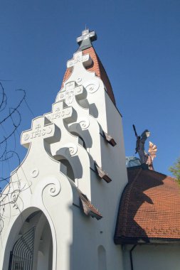 Cskszereda Miercurea Ciuc, 21 Nisan 2018 Milenyum Katolik Kilisesi. 5.7 m yüksekliğindeki bakır melek heykelleri Aziz Michael, Cebrail, Rafael ve Uriel 'in büyük meleklerini resmediyor..