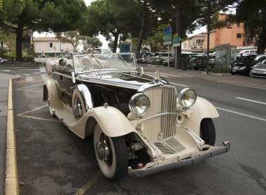 Eze France 09. Ekim 2009. Maybach Zeppelin 1936. Riviera 'da yaşlı bir adam.  