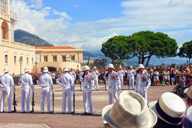 Monaco 25 Ağustos 2014. Her gün saat 11: 55 'te Saray Meydanı' nda askeri tören mükemmel bir koordinasyonla gerçekleştirilir..