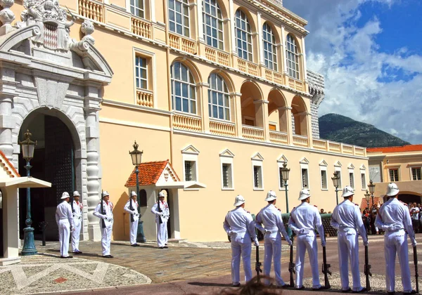 Monaco 25 Ağustos 2014. Her gün saat 11: 55 'te Saray Meydanı' nda askeri tören mükemmel bir koordinasyonla gerçekleştirilir..