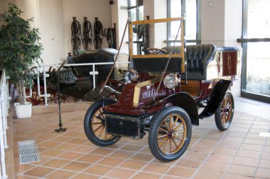 Monako Prensi Rainier II Otomobil Müzesi 22 Ocak. 2014 yılı. 1903 De Dion Bouton R tipi eski bir araba. 1883 'ten 1932' ye kadar çalışan Fransız otomobil üreticisi ve demiryolu üreticisi..