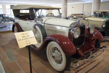 Monako Prensi Rainier II Otomobil Müzesi 22 Ocak. 2014 yılı. 1928 Lincoln L-Serisi V8 Double Phaeton eski zaman aracı. Lincoln Motor Company tarafından üretilen ilk otomobil. 1917 'de tanıtıldı..