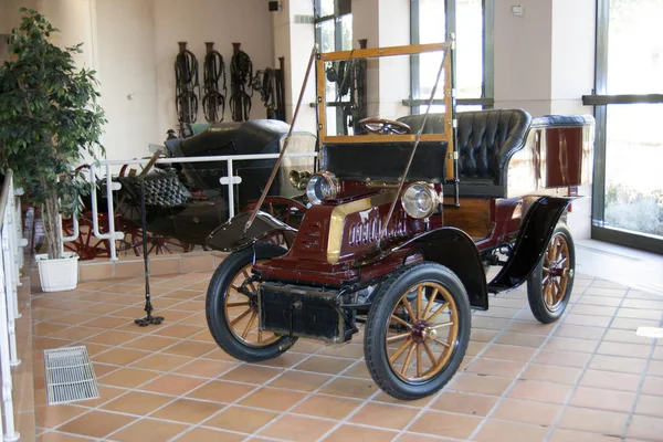 Monako Prensi Rainier II Otomobil Müzesi 22 Ocak. 2014 yılı. 1903 De Dion Bouton R tipi eski bir araba. 1883 'ten 1932' ye kadar çalışan Fransız otomobil üreticisi ve demiryolu üreticisi..