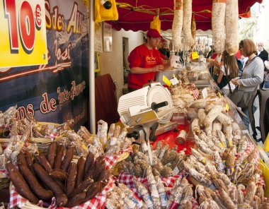 Bar sur Loup France, 25 Nisan 2011 Paskalya Pazartesi Turuncu Festivali. Sepetlerde Provence sosisi ve salamı. Ziyaretçiler, pazar yerindeki yerel çiftçilerden el yapımı ürünler satın alabiliyorlar .