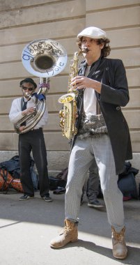 Arles France 31. Mart 2013. Paskalya Feriası. O, saksofoncunun solisti. Festivalde bando grupları şehrin sokaklarına döküldü.