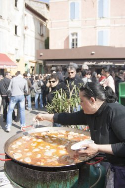 Arles France 31. Mart 2013. Feria Arles Paskalyası. Bir tutam tuzla bile... Meydanın ortasında festivalin ziyaretçisi için yemek yapılır..