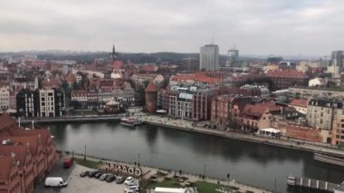 Dönme dolaptan Gdansk 'taki eski şehre bak. Şehir manzarası. Turizm ve eğlence kavramı..