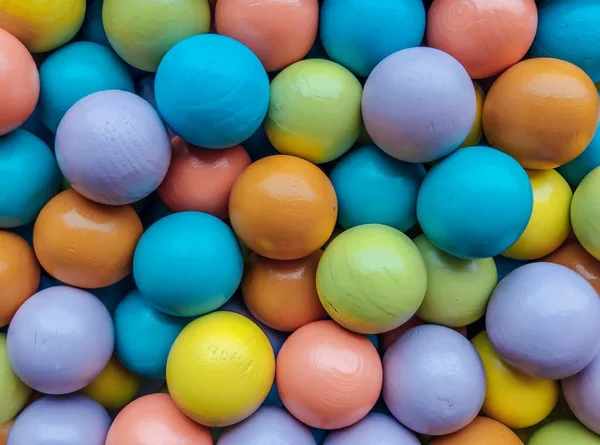 Heldere Multi Gekleurde Achtergrond Van Kleine Houten Gekleurde Ballen Uit — Stockfoto