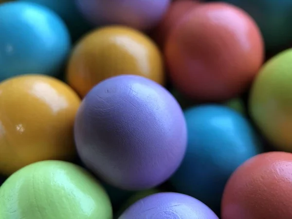 Heldere Multi Gekleurde Achtergrond Van Kleine Houten Gekleurde Ballen Uit — Stockfoto