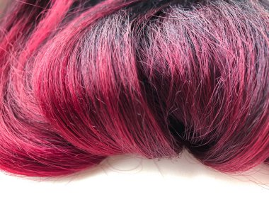 Kırmızımsı gölgeli saçların yakın çekimi. Kanekalonlar, saç örgüleri, tepe kilitleri. Güzellik salonlarında başvuru, saç aksesuarları ve diğerleri..