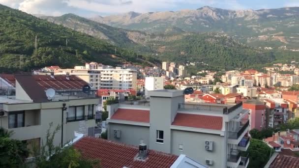 观景的城市布德瓦和美丽明亮的橙色屋顶的房子 与山的背景 从阳台上的别墅 旅行视频 黑山视频 在旅游业中的应用 — 图库视频影像