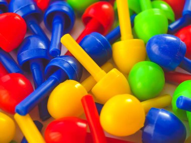 Çocuklar için parlak mozaik renkli, çocuklar için oyuncaklar. Eğitici oyuncaklar, hareketlerin koordinasyonu, çocuğun el becerileri. Çocuklar için mağaza kataloglarının dizaynında uygulama, yazdırma.