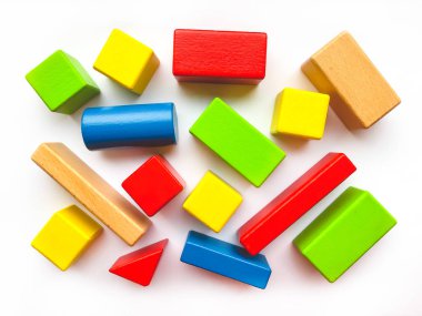 Çocuklar için parlak renkli inşaatçılar, çocuklar için oyuncaklar. Çocuklar için eğitici oyuncaklar. Çocuk mağazalarının ve daha fazlasının kataloglarının dizaynında başvuru. Eğitim ve geliştirme kavramı.