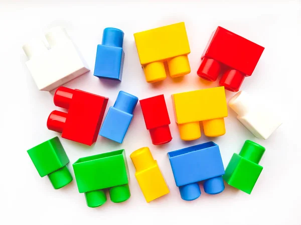 Çocuklar için parlak renkli inşaatçılar, çocuklar için oyuncaklar. Çocuklar için eğitici oyuncaklar. Çocuk mağazalarının ve daha fazlasının kataloglarının dizaynında başvuru. Eğitim ve geliştirme kavramı.