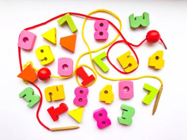 Çocuklar için bağlama şeklinde renkli parlak eğitici oyuncaklar. Boncuklarla, eğitici oyuncaklarla, kaliteli motor becerileriyle donatılmış. Çocuk eğitim merkezleri ve dükkanlar için parlak renkli arka plan..