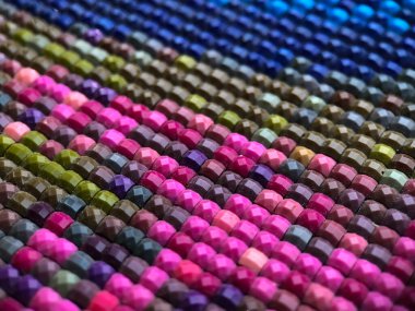 Yakın plan, renkli pırlanta işlemeli parlak. Hobiler ve eğlence. Elmas nakışının dokusu. Hobi ve diğer boş zaman ürünleri için dükkanlarda başvuru.