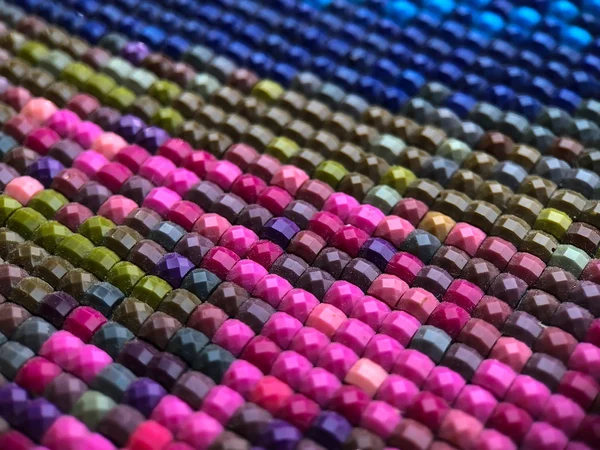 Yakın plan, renkli pırlanta işlemeli parlak. Hobiler ve eğlence. Elmas nakışının dokusu. Hobi ve diğer boş zaman ürünleri için dükkanlarda başvuru.