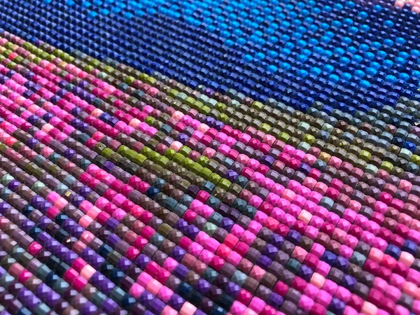 Yakın plan, renkli pırlanta işlemeli parlak. Hobiler ve eğlence. Elmas nakışının dokusu. Hobi ve diğer boş zaman ürünleri için dükkanlarda başvuru.