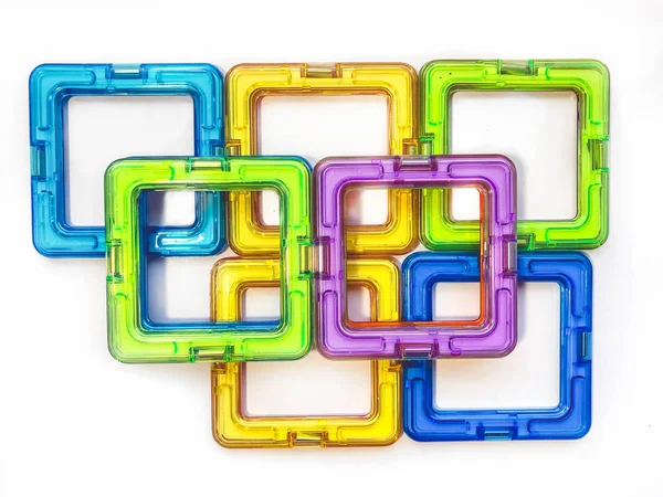 Çocuklar için parlak renkli manyetik yapıcı ayrıntıları, çocuklar için oyuncaklar. Çocuklar için eğitici oyuncaklar. Çocuk mağazalarının ve daha fazlasının kataloglarının dizaynında başvuru. Eğitim ve geliştirme kavramı.