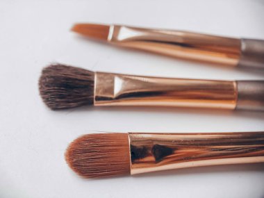 Beyaz arka planda makyaj fırçaları. Ön manzara. Güzellik konsepti. Makyaj şablonu. Moda ve güzellik sektöründe uygulama.