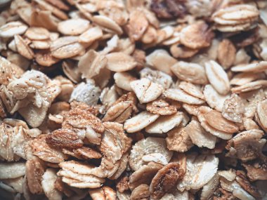 Yakın plan granola, kahvaltı tabağı, atıştırmalık. Fotoğrafta yulaf ezmesi ve bal var. Web siteleri için ürün ambalajının yanı sıra pankart ve makalelerde uygulama.