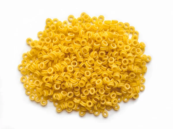 Makarna beyaz arka planda izole edildi. Üst manzara.