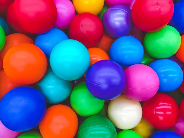 Heldere multi-gekleurde ballen voor het zwembad voor kinderen games. — Stockfoto