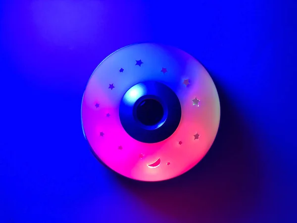 Lámpara de noche brillante en diferentes colores de RGB — Foto de Stock