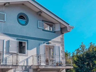 Mavilere karşı modern tarzda bir evin ön cephesinin bir parçası.