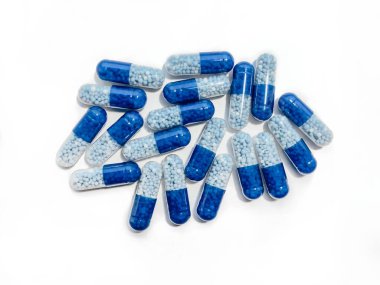 Beyaz kapsüller beyaz arka planda izole edilmiş. Sağlık konsepti.. 