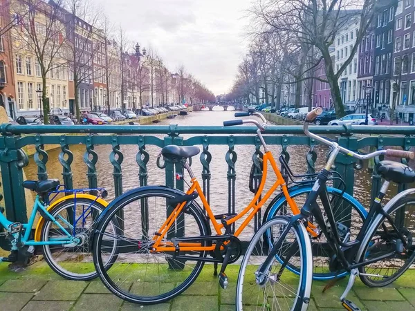 Bicicletas Estacionadas Uma Ponte Canal Amsterdã Turismo Nos Países Baixos — Fotografia de Stock