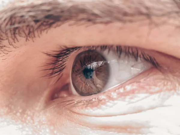 Yakından genç bir adamın gözü. Tıp ve diğer alanlarda uygulama.