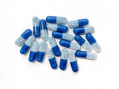 Beyaz kapsüller beyaz arka planda izole edilmiş. Sağlık konsepti.. 