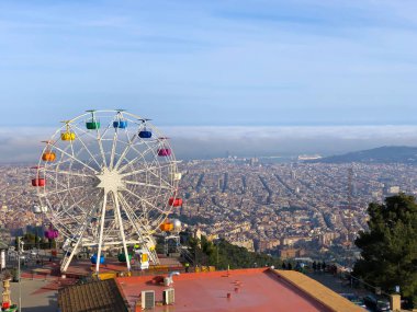 Tibidabo Dağı 'nın tepesinden güzel bir manzara, Barcelona. İspanya 'da seyahat. Turizm ve eğlence kavramı.