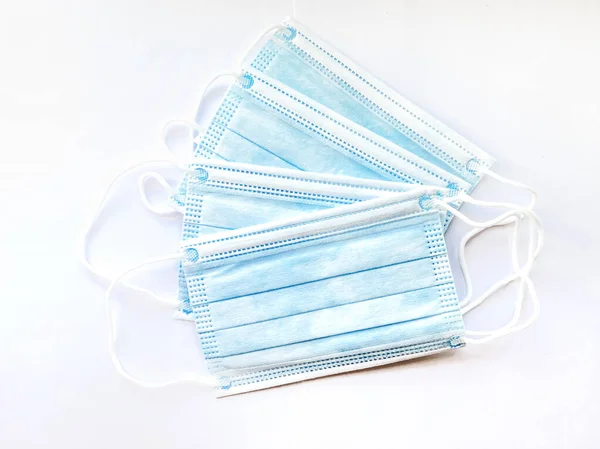 Mavi çocuk maskesi beyaz arka planda izole edilmiş. Tıp ve sağlık kavramı.