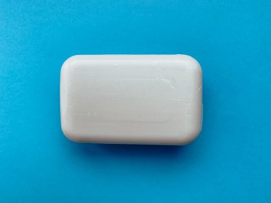 Mavi arka plandaki eller için sağlam sabun. Hijyen ve bakım.