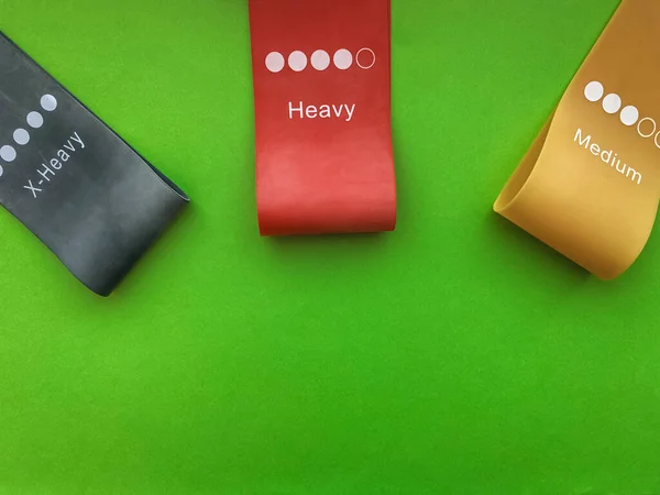 Spor sakızı, yeşil zeminde elastik genişleticiler. Port konsepti. Sağlıklı yaşam tarzı..